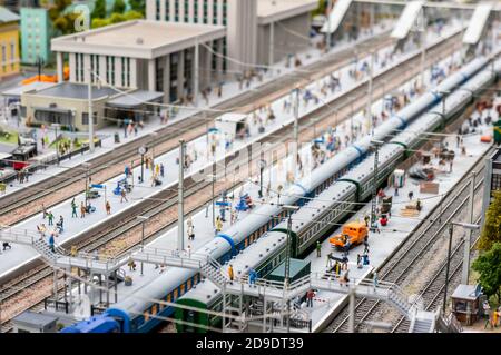 Ferrovia in miniatura. La piattaforma della stazione ferroviaria. Stand con un programma di treno. Foto Stock