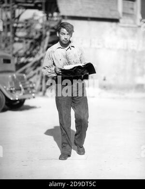 PAUL MUNI su insieme candid che tiene il copione su Studio Lot durante la ripresa di i sono UN FUGGITIVO DA UNA BANDA DI CATENE 1932 regista MERVYN LEROY romanzo Robert E. Burns Warner Bros. Foto Stock