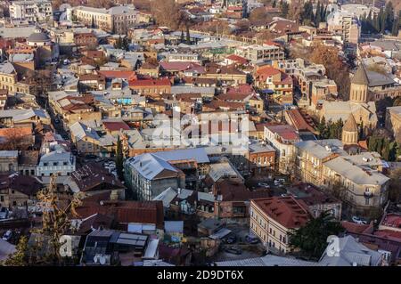 Tbilisi, Georgia - Dicembre 31 2019: Vista dei tetti delle case nel centro di Tbilisi. Città vecchia e tetti di tegole in Georgia Foto Stock