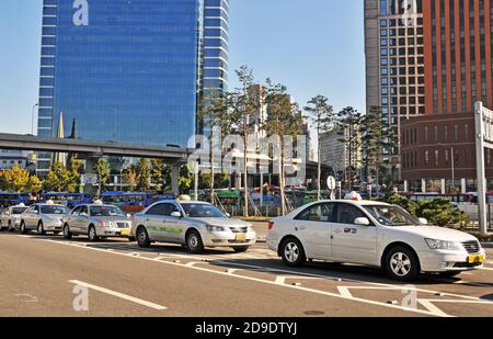 Taxi in attesa prima della stazione ferroviaria, Seoul, Corea del Sud Foto Stock