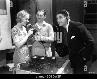 HELEN VINSON e PAUL MUNI con Studio Technician dimostrare l'apparecchiatura sonora sul set candid durante le riprese di i sono UN FUGGITIVO DA UNA CATENA DI 1932 regista MERVYN LEROY romanzo Robert E. Burns Warner Bros Foto Stock