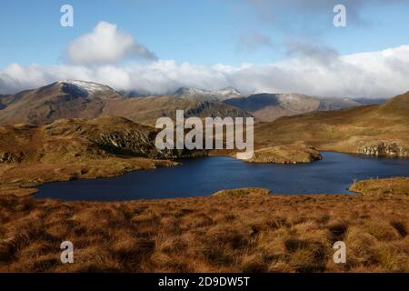 St Sunday Crag, Helvellyn e Striding Edge da sopra angolo Tarn, Lake District, Cumbria, Inghilterra, Regno Unito Foto Stock