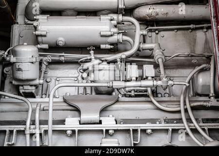 Frammento di un complesso aggregato meccanico con vari organi di comunicazione e controllo. Frammento motore di un aereo militare Foto Stock