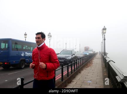 Londra, Regno Unito. 5 Nov 2020. Lockdown inizia con la fitta nebbia lungo il Tamigi a Chelsea.UK tempo. Credit: Brian Minkoff/Alamy Live News Foto Stock