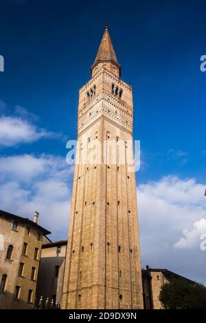 Alto campanile storico in pietra che si estende fino al cielo centro città Foto Stock