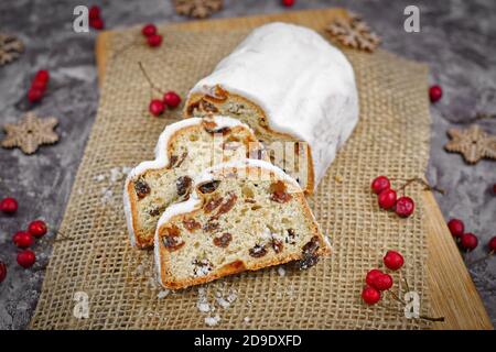 Fette di tradizionale dolce tedesco della stagione natalizia chiamato 'Stollen' o 'Christstollen', un pane di frutta secca, spezie e frutta secca o candita Foto Stock