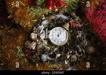 Tinsel, scintille, verricelli, orologio, palle, campane, perline, decorazione per Natale e Capodanno Foto Stock