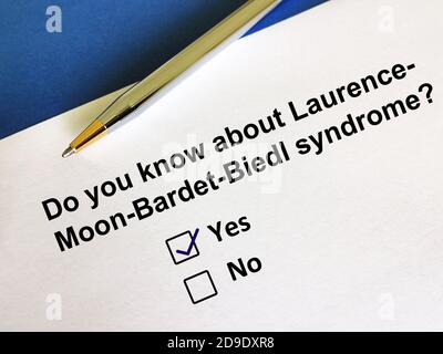Una persona sta rispondendo alla domanda sulla sindrome di Laurence-moon-bardet-biedl. La persona sta pensando se sa di questo. Foto Stock