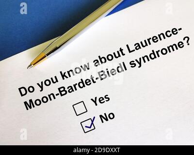 Una persona sta rispondendo alla domanda sulla sindrome di Laurence-moon-bardet-biedl. La persona sta pensando se sa di questo. Foto Stock