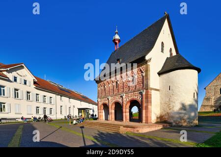 Lorsch, Germania - Ottobre 2020: Porta d'ingresso chiamata 'Torhalle' dell'Abbazia imperiale carolingia di Lorsch in giornata di sole con cielo blu Foto Stock