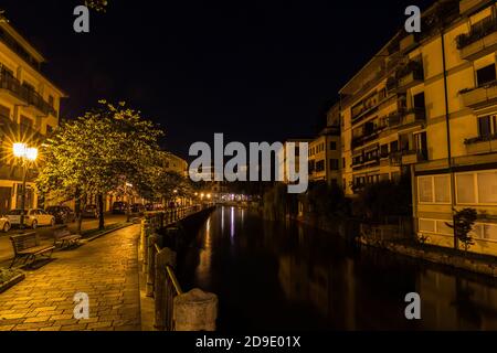 Vista sul fiume Sile e un marciapiede lungo di esso. Paesaggio urbano con il fiume principale a Treviso Italia Foto Stock