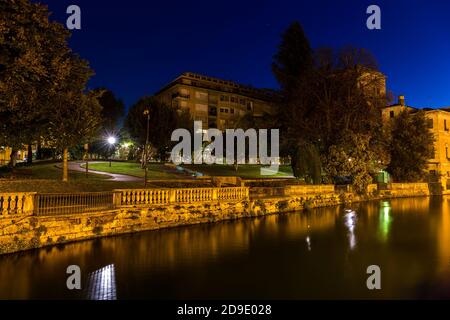 Vista sui giardini di Sant'Andrea Giardini Sant'Andrea - un parco in Il centro della città attraverso il fiume Sile con il cielo blu Di notte Treviso Italia Foto Stock