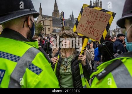 La polizia metropolitana controlla la protesta anti-blocco 'Save Our Rights' Londra contro le restrizioni della pandemia di coronavirus Foto Stock