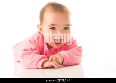 Bambino di 6 mesi ragazza guardando dritto in telecamera Foto Stock