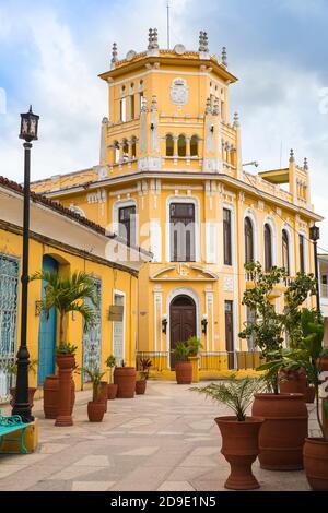 Cuba, Sancti Spiritus, Sancti Spiritus, Calle Independencia sur - strada pedonale per lo shopping, edificio Colonia Espanola un tempo un bianco solo signori' Foto Stock