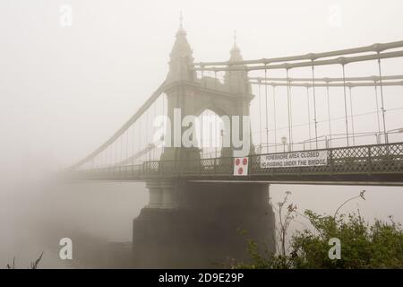 Londra, Inghilterra, Regno Unito. 5 novembre 2020. Una giornata di nebbia al ponte Hammersmith a Londra sul Tamigi © Benjamin John Foto Stock