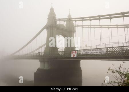 Londra, Inghilterra, Regno Unito. 5 novembre 2020. Una giornata di nebbia al ponte Hammersmith a Londra sul Tamigi © Benjamin John Foto Stock