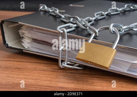 File e documenti riservati in Binder bloccati. Concetto di privacy e sicurezza. Foto Stock