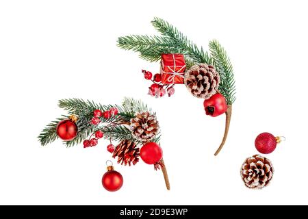 Natale Abete ramo con neve e bacche rosse su sfondo bianco. Foto Stock