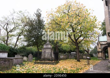 La tomba di William Hogarth nel cimitero della chiesa parrocchiale di San Nicola a Chiswick, Londra ovest, Regno Unito Foto Stock