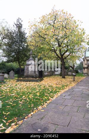 La tomba di William Hogarth nel cimitero della chiesa parrocchiale di San Nicola a Chiswick, Londra ovest, Regno Unito Foto Stock