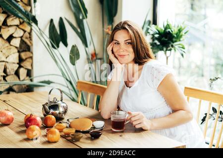 Donna incinta di mangiare la prima colazione Foto Stock