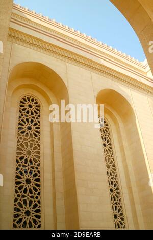 Bellissimo dettaglio della Grande Moschea al Fateh a Manama, la capitale del Bahrain Foto Stock