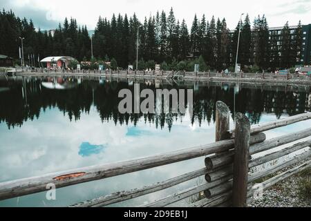 Bukovel, Ucraina - 2020 luglio: Bellissimo lago con il riflesso di alberi in acqua. Famoso villaggio ucraino Bukovel durante l'estate. Riposo e ricreazione Foto Stock