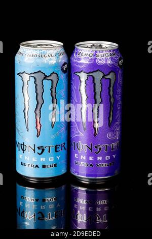 Londra, Regno Unito, 14 ottobre 2020:- lattine di Monster Ultra Blue & Ultra Violet Zero Sugar Energy bevande isolate su sfondo nero Foto Stock