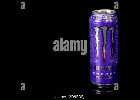 Londra, Regno Unito, 14 ottobre 2020:- una lattata di Monster Zero Sugar Ultra Violet Energy drink isolato su sfondo nero Foto Stock