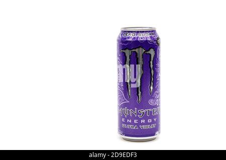 Londra, Regno Unito, 14 ottobre 2020:- una lattina di Monster Ultra Violet Energy drink isolato su uno sfondo bianco Foto Stock