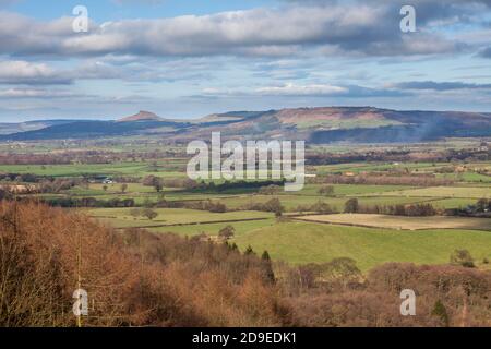 Vista da Clay Bank attraverso la campagna di Cleveland verso Roseberry Topping e Great Ayton Moor Foto Stock