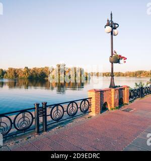 Passeggiata lungo il fiume Dnieper nel quartiere Obolon di Kiev, Ucraina, in una soleggiata serata estiva Foto Stock