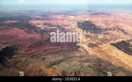 Volare sopra colorato e asciutto paesaggio montuoso marocchino. Foto Stock