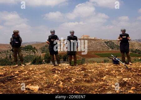 Pneumatico, Libano. 15 luglio 2010 un team del Mines Advisory Group (MAG) che si occupa della bonifica delle munizioni a grappolo non esplose nelle terre agricole del sud del Libano. Foto Stock