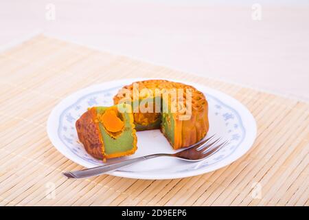 Mooncake con giogo d'uovo per cinese metà autunno festivo servito Foto Stock