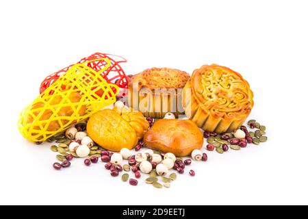 Festa di metà autunno torta di mooncake cinese con ingredienti su sfondo bianco Foto Stock