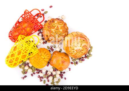 Festa di metà autunno torta di mooncake cinese con ingredienti su sfondo bianco Foto Stock