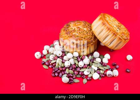 Primo piano mooncake, pasticceria cinese a metà autunno festiva su sfondo rosso Foto Stock