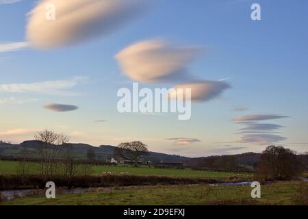 Nuvole lenticolari viste a Dalrymple Ayr una mattina di novembre Foto Stock