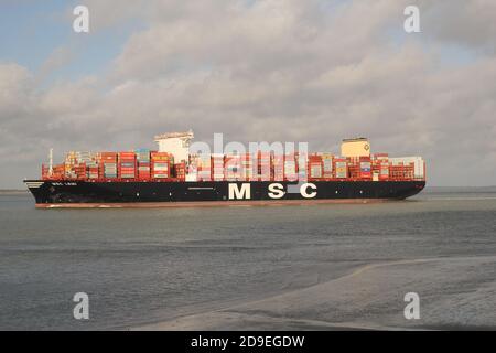 un grande closeup nave container naviga attraverso il mare di westerschelde verso il mare del nord con il tempo limpido in inverno Foto Stock