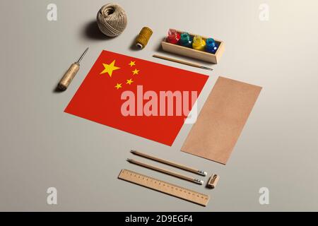 Concetto di calligraphy della Cina, accessori e attrezzi per handwriting bello, matite, penne, inchiostro, spazzola, carta artigianale e la lavorazione del cartone su ta di legno Foto Stock