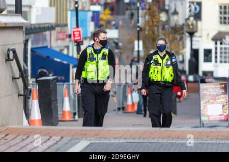 Halesowen, West Midlands, Regno Unito. 5 Nov 2020. Gli agenti di polizia pattugliano la strada principale di Halesowen, West Midlands, il primo giorno delle attuali misure di blocco. Credit: Peter Lopeman/Alamy Live News Foto Stock