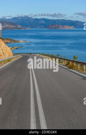 Vista della strada che conduce alla città medievale fortificata di Monemvasia, Peloponesse, Grecia Foto Stock