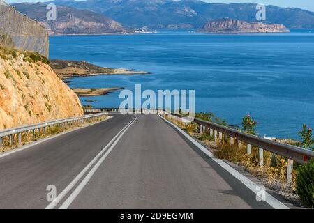 Vista della strada che conduce alla città medievale fortificata di Monemvasia, Peloponesse, Grecia Foto Stock