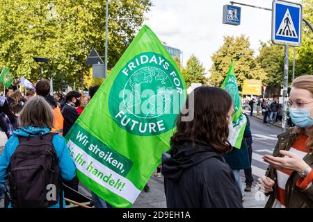 Gottingen, Germania. Autunno 2020. Venerdì per il futuro banner verde e manifestanti alla dimostrazione. Foto Stock