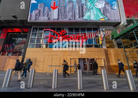 Salire a bordo dei negozi anteriori nel centro di Manhattan in previsione dei disordini civili durante le elezioni presidenziali americane del 2020. Foto Stock