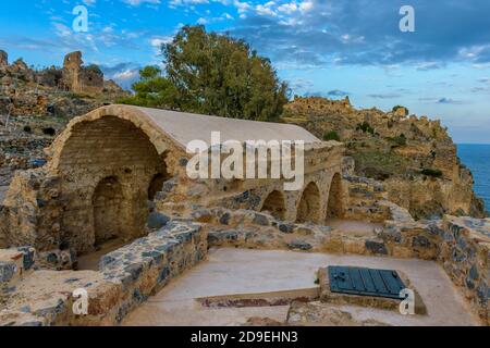 Arco di pietra gialla e vista sul mare dalla città alta il castello medievale di Monemvasia, Lakonia, Peloponneso. Foto Stock