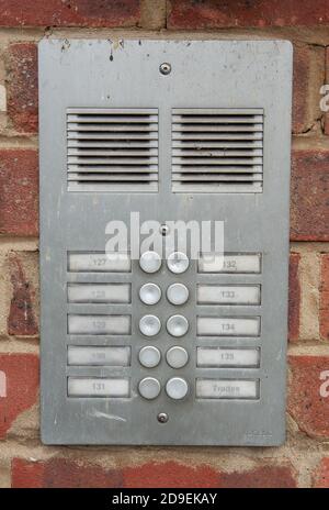 Telefono di ingresso e sistema di buzzer su un blocco di appartamenti nel London Borough of Waltham Forest. Scene generali di strada Foto Stock