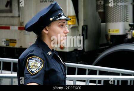 NEW YORK, USA - 21 settembre 2017: Ufficiali di polizia che svolgono i suoi compiti per le strade di Manhattan. Il New York City Police Department (NYPD) è il più grande Foto Stock